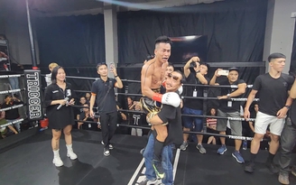 Trần Văn Thảo hạ knock-out tay đấm Philippines, đoạt đai IBA thế giới