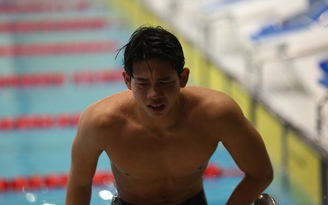 Em trai Ánh Viên bật khóc khi thắng nhà vô địch SEA Games 31