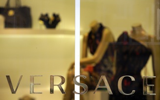 Michael Kors thâu tóm Versace tạo cú sốc thời trang