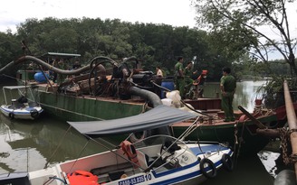 Bắt 2 phương tiện 'khủng' hút trộm cát trên sông Đồng Nai