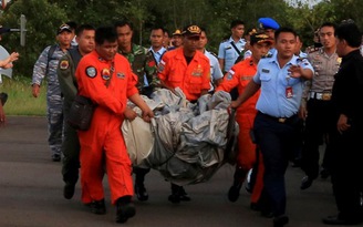 Indonesia phát hiện xác máy bay AirAsia nằm ngửa dưới đáy biển