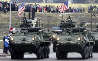 Thiết giáp Mỹ diễu hành cách biên giới Nga 300 mét