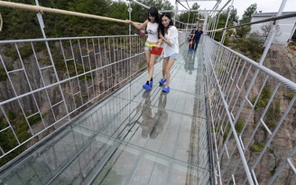 Trung Quốc xây xong cây cầu bằng kính dài nhất thế giới