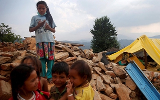 Trẻ mồ côi vì động đất Nepal bị bán cho nhà giàu Anh