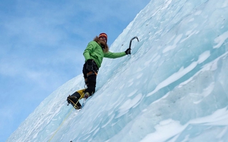 Leo đỉnh Everest bằng chân giả