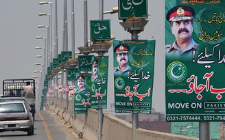 Áp phích kêu gọi đảo chính mọc khắp Pakistan