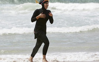 Thêm thị trưởng ở Pháp cấm áo bơi trùm kín người của Hồi giáo