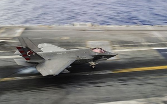 F-35C thực tập cất và hạ cánh trên tàu sân bay Mỹ
