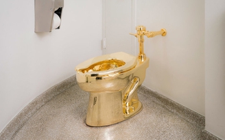 Tham quan bảo tàng Mỹ, được dùng toilet bằng vàng