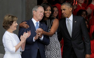 Cái ôm của bà Obama với ông Bush thu hút sáng tạo của dân mạng