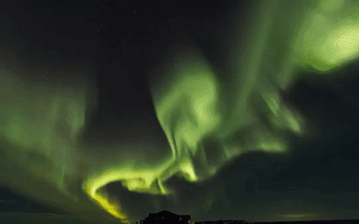 Thủ đô Iceland tắt đèn để xem cực quang