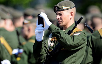 Nga: Tòng quân giúp cai nghiện thiết bị di động
