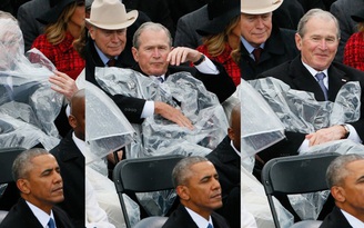 Ông Bush chật vật vì chiếc áo mưa ở lễ nhậm chức