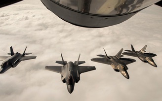 Tiêm kích tàng hình F-22 Mỹ đấu F-35 Na Uy