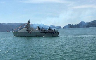 Xem chiến hạm Lý Thái Tổ tham dự duyệt binh hàng hải tại Malaysia