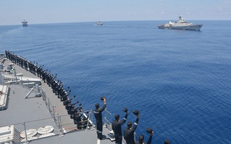 Xem hình ảnh tàu chiến Việt Nam và Ấn Độ diễn tập chung