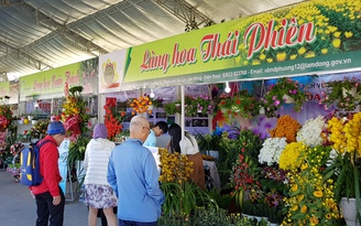 Phiên chợ rau hoa Đà Lạt 2022 bên hồ Xuân Hương