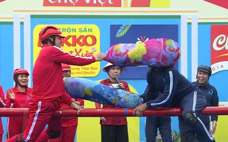 Việt Hương hoá thân thành búp bê lấy cảm hứng từ phim 'Trò chơi con mực'