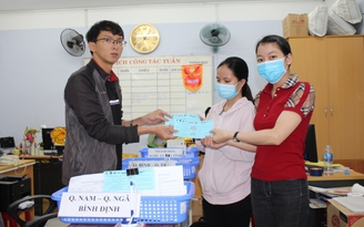 Sinh viên nô nức nhận vé Chuyến xe Tết Sum Vầy