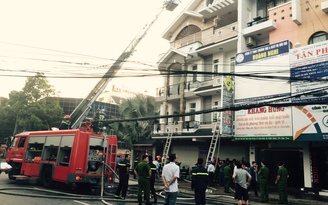 Cần Thơ: Cảnh sát giải cứu 4 người trong căn nhà đang cháy