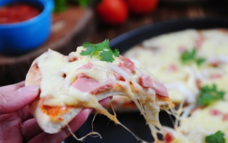 Làm pizza sốt bò bằm cà chua kiểu Ý