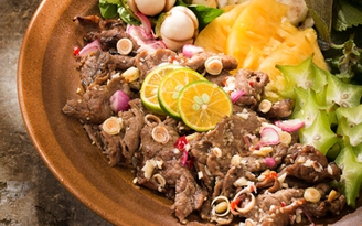 Trổ tài làm món gỏi bò đồng quê