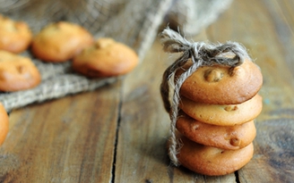 Trổ tài làm bánh quy hạt dẻ cười
