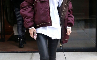 “Học lỏm” bí quyết phối đồ với giày combat boots của Gigi Hadid
