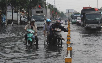 Sài Gòn mưa lớn, ‘mù khô’ giảm, đường lại ngập
