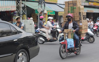 [Chùm ảnh] Xe 'cà tàng' vẫn tung hoành trên đường phố Sài Gòn