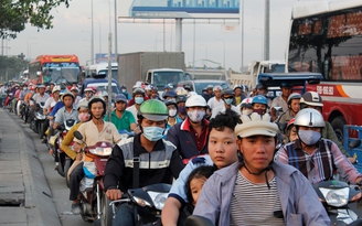 Nghỉ Tết Dương lịch 3 ngày, người dân 'ùn ùn' rời thành phố