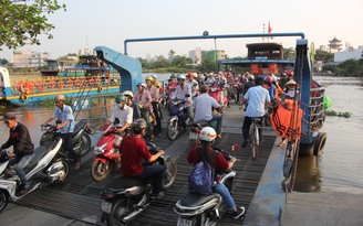 Bi hài chuyện qua cầu ở Sài Gòn - Kỳ 1: Thành phố mà như... thôn quê