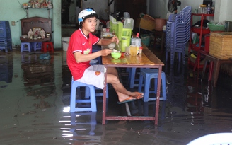 Mưa to ở Sài Gòn, dân lại bì bõm lội nước trên đường