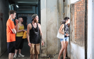 Du khách Tây tò mò khám phá chung cư hoang tàn nhất Sài Gòn
