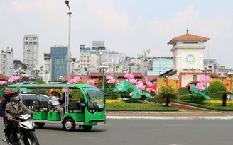 Chỉ 12.000 đồng, người Sài Gòn vi vu dạo trung tâm bằng xe điện