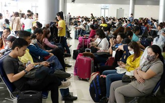 Trên trăm ngàn hành khách/ngày từ sân bay Tân Sơn Nhất về quê ăn Tết