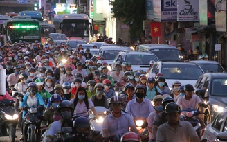 Nghỉ lễ 30.4, chục ngàn người chen chân nhiều tuyến đường ở TP.HCM
