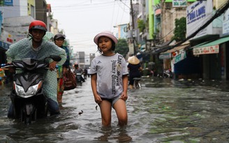 Mưa lớn chiều thứ bảy, người Sài Gòn lội nước chật vật