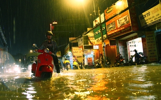 Đường lại ngập, người Sài Gòn lội nước về nhà đêm 3.10