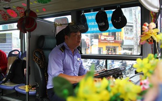 Bác tài hào hiệp Sài Gòn tặng tiền, bao lì xì cho khách trên xe buýt rợp sắc Xuân