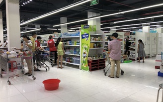 Khách đến siêu thị 'giảm nhiệt' nhưng vẫn còn trộm cắp; Auchan khẳng định không tăng giá