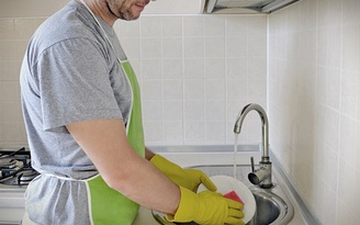 Đàn ông có nên giúp vợ rửa chén?