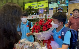 Bạn trẻ vây quanh nữ tuyển thủ Huỳnh Như, Bích Thùy ở sân bay