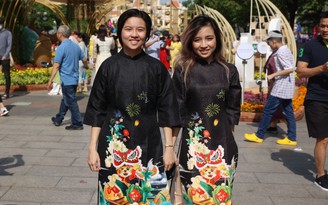 Giới trẻ diện áo dài dạo đường hoa Nguyễn Huệ Tết Quý Mão