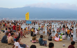 Biển Đà Nẵng đông nghẹt khi người người đổ xô đi trốn nóng