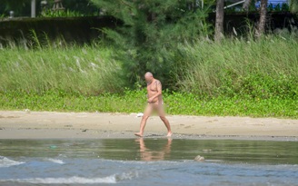Sửng sốt cảnh ông Tây vô tư tắm tiên ở biển Đà Nẵng