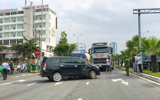 Đà Nẵng: Xe đầu kéo húc văng xe 7 chỗ trên tuyến đường 'tử thần'