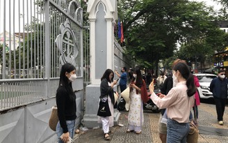 Nhà thờ đóng cửa vì lo ngại dịch virus corona, du khách chụp ảnh trước hàng rào