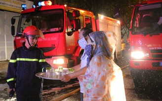 Gia đình Đà Nẵng đội mưa tiếp nước uống cho lính cứu hỏa: 'Việc làm rất nhỏ!'
