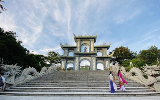 Thợ chụp ảnh ở chùa Linh Ứng: 'Trung thu ế ẩm, nhớ du khách'